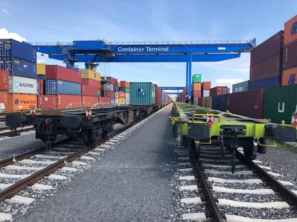 Terminal mit Containerbrücke